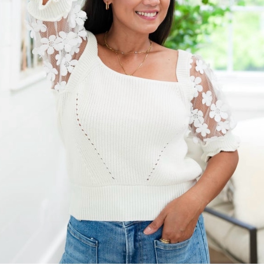NWT SO ME SHORT FLORAL LACE DETAIL PUFF SLEEVE SWEATER IN SIZE MEDIUM